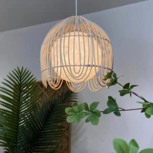Suspension Rotin au Design Moderne et Créatif allumée dans un intérieur