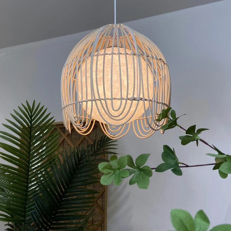Suspension Rotin au Design Moderne et Créatif Suspension Rotin au Design Moderne et Créatif allumée dans un intérieur