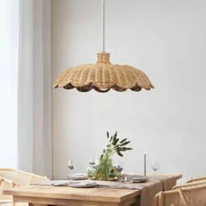 Suspension Rotin Élégante Tissée à la Main dans une salle à manger