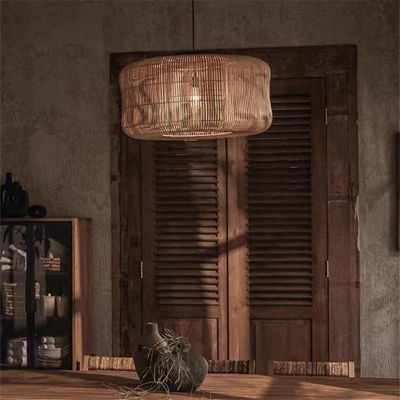 Suspension Rotin Vintage et Élégante Suspension Rotin Vintage et Élégante allumée dans un intérieur