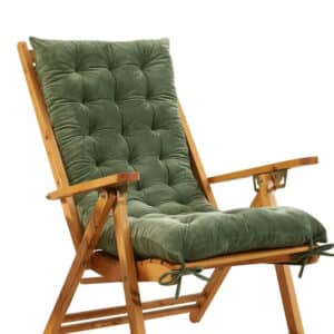 Coussin Chaise Rotin Long et Vert sur un fauteuil sur fond blanc