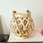 Lanterne Rotin Moderne sur une table