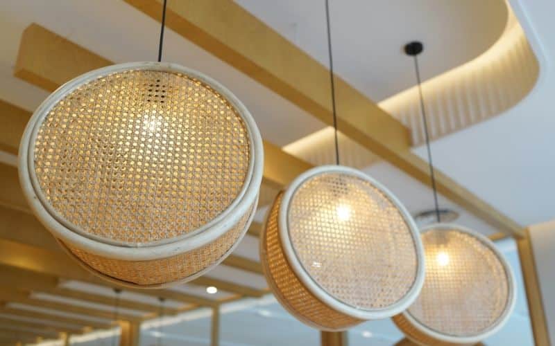 Quelle ampoule mettre sur une suspension en rotin ? Suspensions rondes comme des tambours en rotin avec leurs ampoules allumées.