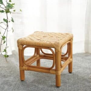 Tabouret Osier Carré au Style Nordique sur fond de rideaux