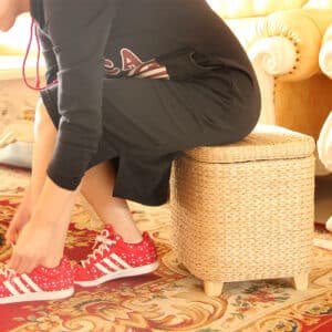 Tabouret Osier Minimaliste avec Rangement avec une personne assise dessus