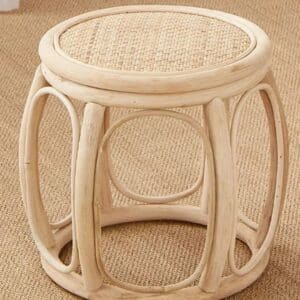 Tabouret Osier Rétro et Circulaire sur fond beige