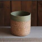 Panier en Rotin Artisanal et Moderne sur fond gris et marron