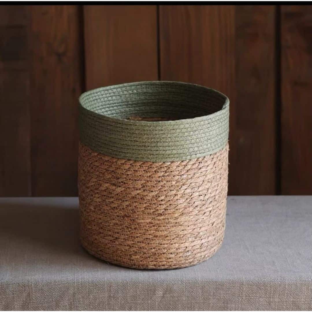 Panier en Rotin Artisanal et Moderne Panier en Rotin Artisanal et Moderne sur fond gris et marron