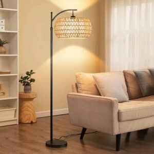 Lampadaire Rotin Bohème dans une pièce