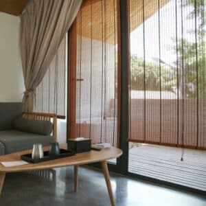 Store Bambou Fin et Translucide dans une pièce