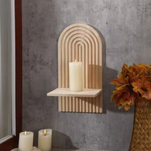Étagère Bois Murale et Artisanale sur un mur gris avec une bougie posée