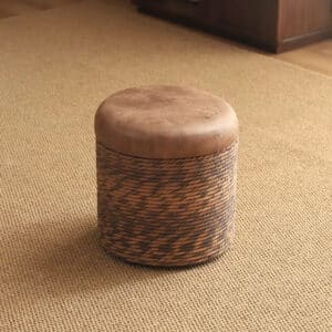 Repose-Pieds Rotin Circulaire au Design Japonais sur fond beige