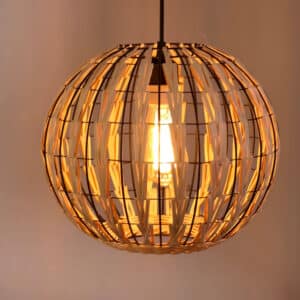 Suspension Rotin Cage Rustique sur fond beige