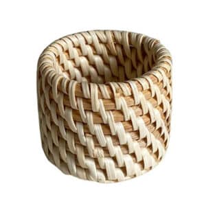 Anneau de Serviette de Noël Rustique en Rotin sur fond blanc